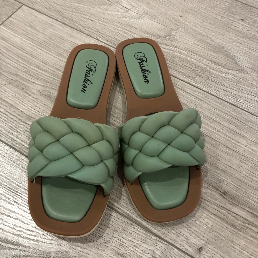 Sandal green color